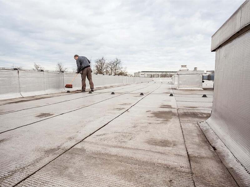 顶层屋顶漏水造成家装损坏应该找谁负责，怎么才能防止屋顶漏水