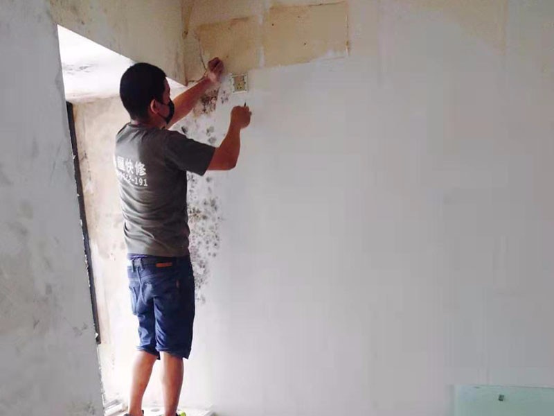 老房子内墙怎样翻新比较合适？贴墙纸好还是刷乳胶漆好？施工公司